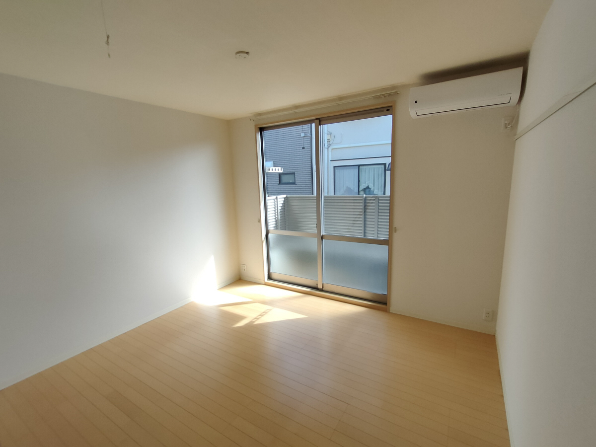 居室 天井高めで広々とお部屋が使えます。 写真2