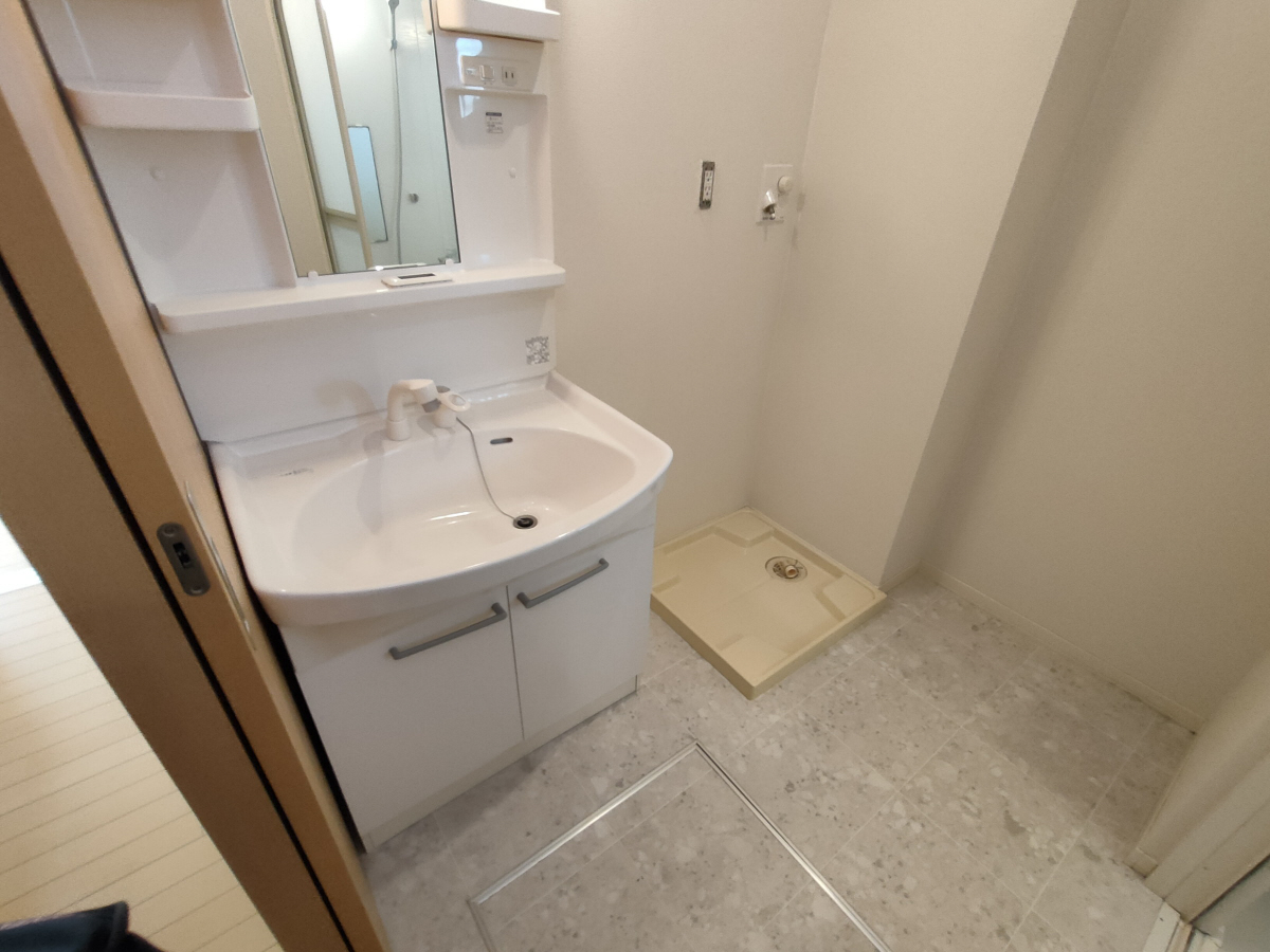 洗面所 広めの洗面台で使い易いですね。 写真6
