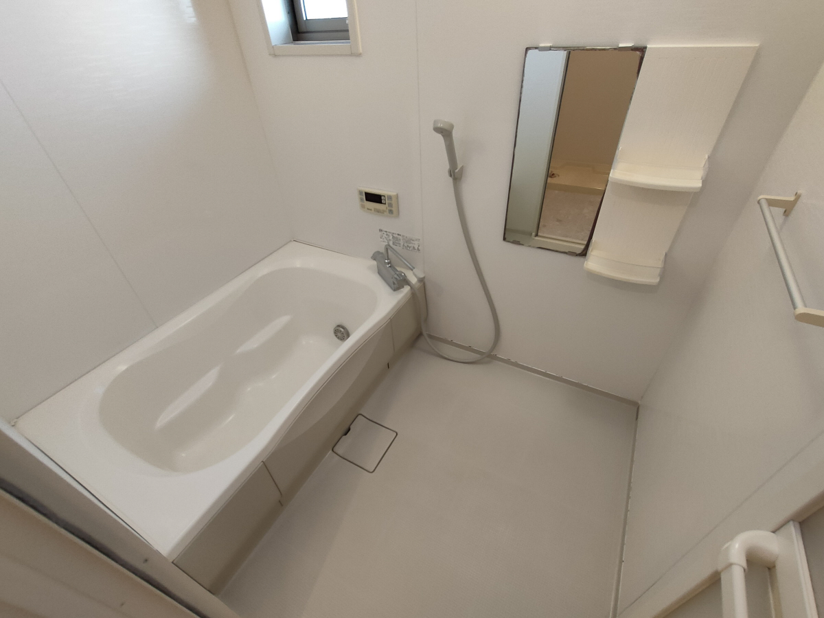 バス 追い焚き機能付きの大きめお風呂でゆったり。 写真5